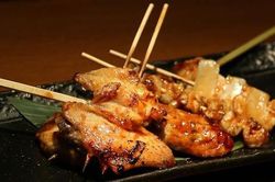 Mâu thuẫn, nam thanh niên cầm que xiên thịt đâm vào lưng bạn