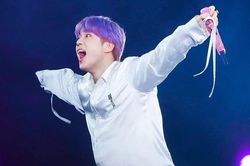 Thật tình chưa thấy ai cuồng fan đến quay cuồng chóng mặt như Jin BTS thế này
