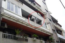 Lý do nhiều nhà lắp khung sắt vòng tròn hình kiếm ở ban công