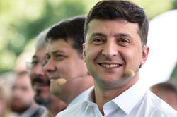 Tổng thống Ukraine mặc quần bơi xuất hiện trước công chúng: 'Muốn được gần gũi hơn'