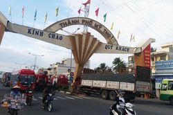 Trụ giữa cổng chào Mỹ Tho bị xe tải đâm nghiêng