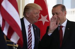 Ông Trump bất ngờ hạ giọng, tuyên bố chưa vội trừng phạt Thổ Nhĩ Kỳ