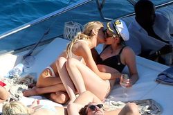 Sao 'Chạng vạng' Kristen Stewart hôn đắm đuối nàng mẫu đồng giới Stella Maxwell