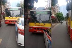 Xe buýt lấn hết đường quyết đòi taxi phải nhường