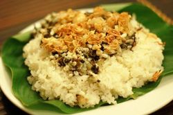 Món ăn kinh dị: Săn trứng kiến trên núi đá vôi, về nấu cùng xôi nổ lép bép trong miệng,