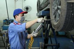 Dấu hiệu giúp bạn nhận biết gầm xe ô tô đang gặp vấn đề
