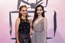 Ngô Cẩn Ngôn mờ nhạt, Angelababy khoe vòng 1 căng đầy bên cạnh 'Thiên nga đen' Natalie Portman