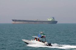 Iran tung video bắt tàu buôn lậu dầu