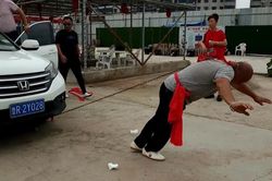Võ sư kungfu Trung Quốc dùng một tai kéo 2 ôtô