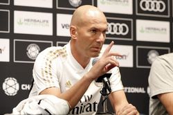 HLV Zidane tiếp tục 'đóng băng' Gareth Bale