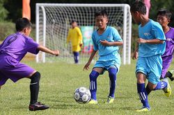 Công Vinh giúp cầu thủ nhí tỏa sáng