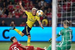 Xóa tan bất đồng, HLV Emery và Oezil quyết hồi sinh Pháo thủ