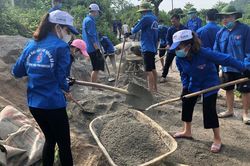 'Đội quân tóc dài' về vùng khó khăn