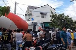 Xe bồn cuốn người phụ nữ vào gầm, giao thông cửa ngõ Sài Gòn tê liệt