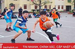 Ngày hè, học sinh Hà Tĩnh trổ tài chơi bóng rổ