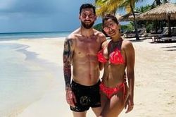 Vợ Messi diện Bikini khoe đường cong bốc lửa, cùng chồng nghỉ dưỡng tại lâu đài triệu đô