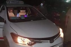 Một tài xế taxi bị cướp đâm nguy kịch trong đêm
