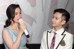 Đông Nhi lẻ bóng đến chúc mừng đàn em Đỗ Hoàng Dương