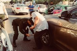 Sự thật nam tài xế cho khách đi nhờ xe bị nhân viên an ninh sân bay Vinh chặn đầu rồi khóa bánh ô tô