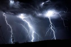 Người phụ nữ bị sét đánh tử vong sau vườn nhà