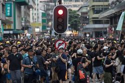 Người Hong Kong xuống đường biểu tình phản đối bạo lực của cảnh sát