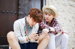 Suga BTS tán tỉnh ra trò, khiến người đàn ông phải bối rối