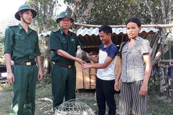 Khám, cấp thuốc miễn phí và tặng gà giống cho đồng bào Rục