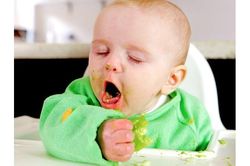 Làm gì khi trẻ nhỏ bị sặc thức ăn?