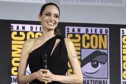 Angelina Jolie mặc đầm lệch vai xinh đẹp, xác nhận tham gia Eternals của Marvel
