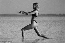 'Búp bê' Elsa Hosk khoe body tuyệt mỹ với áo tắm