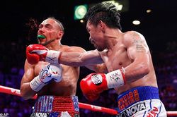 Pacquiao hạ tay đấm kém 10 tuổi, giành đai WBA hạng bán trung