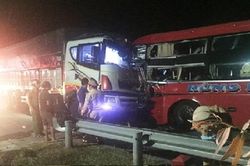 Xe khách đấu đầu xe tải, 13 người thương vong