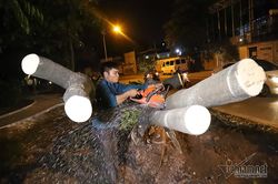 Xuyên đêm 'giải cứu' khu dân cư ven hồ Tây khỏi thứ mùi nồng nặc