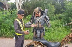 Hé lộ thân thế 'Dã thú' trong phim bước ra đời thực