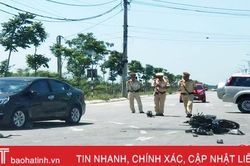 Va chạm với ôtô, 2 người bị thương, xe máy nát bét