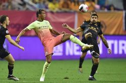 Man City thua sốc Wolves ở trận chung kết trên đất Trung Quốc