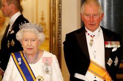 Nữ hoàng Elizabeth và Thái tử Charles luôn đem theo vật quan trọng này khi đi bất cứ đâu