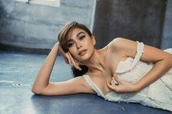 Á hậu Mâu Thủy trễ nải dây áo, yêu kiều hóa nàng thơ quyến rũ mắt nhìn