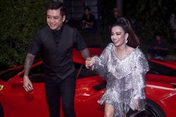 Thảm đỏ chung kết The Voice 2019: Tuấn Hưng giữ lời hứa lái siêu xe Ferrari rước trò cưng Lâm Bảo Ngọc