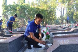 Gần 500 đoàn viên, thanh niên dâng hương tại Nghĩa trang liệt sĩ Hòn Dung