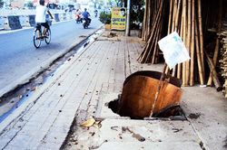 Cần thay mới nắp hố ga