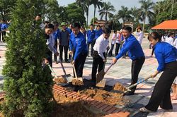 Gần 400 người tham gia Ngày Chủ nhật xanh