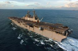 Cận cảnh chiến hạm USS Boxer vừa hạ gục UAV Iran