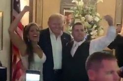 Tổng thống Trump bất ngờ xuất hiện trong đám cưới của người ủng hộ