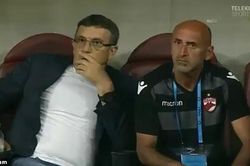 Trụy tim ngay trên sân, HLV Dinamo Bucharest nói một câu bất ngờ khi tỉnh dậy