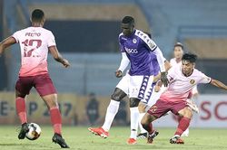 Đương kim vô địch Hà Nội lại áp sát ngôi đầu V League