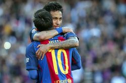 Giữ Messi bằng cách mua Neymar