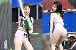 HyunA bị chỉ trích vì ăn mặc, tạo dáng phản cảm tại lễ hội