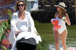 Siêu mẫu Anh Abbey Clancy đẹp như mộng chỉ sau 6 tuần sinh con