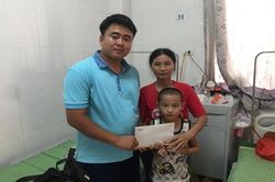 Trao hơn 34 triệu đồng đến em Quách Thanh Trung bị viêm não Nhật Bản